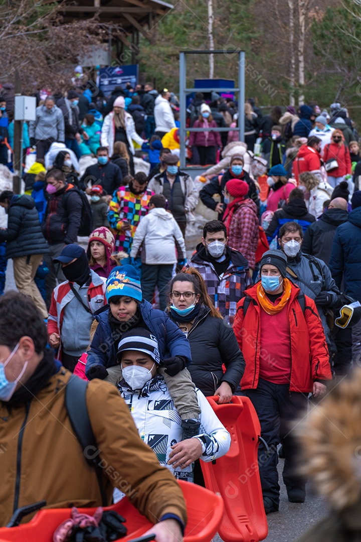 Vista das multidões caminhando pela estação de esqui de Serra Nevada.