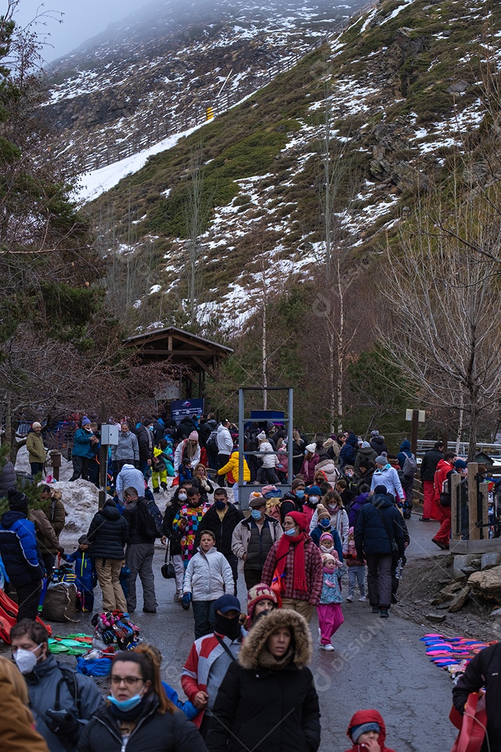 Vista das multidões caminhando pela estação de esqui de Serra Nevada.