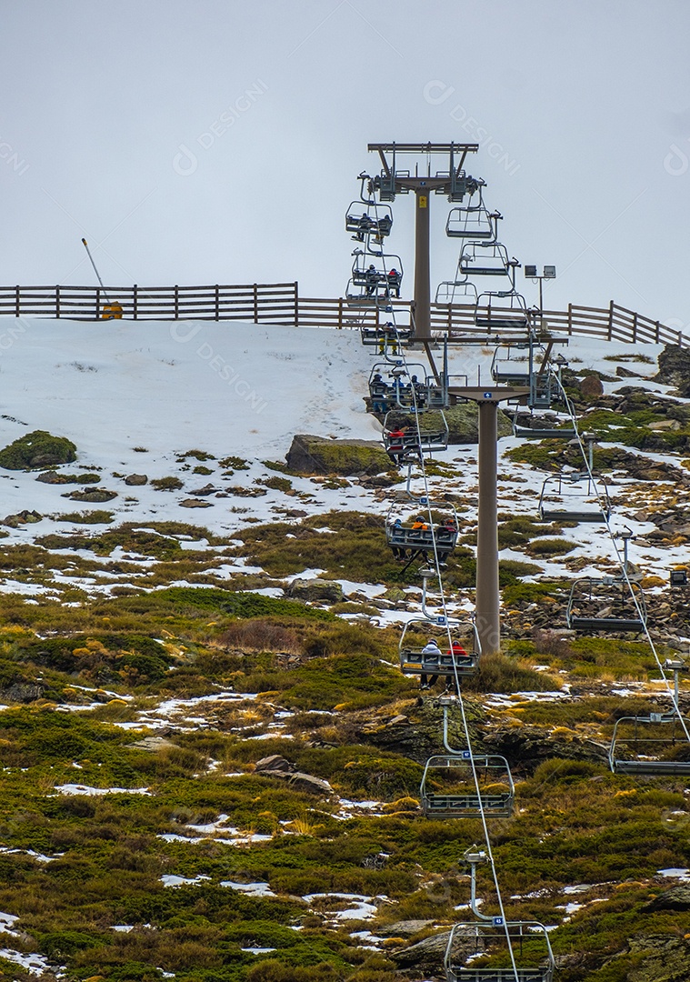 Vista do teleférico em Serra Nevada Tampado Montanha.