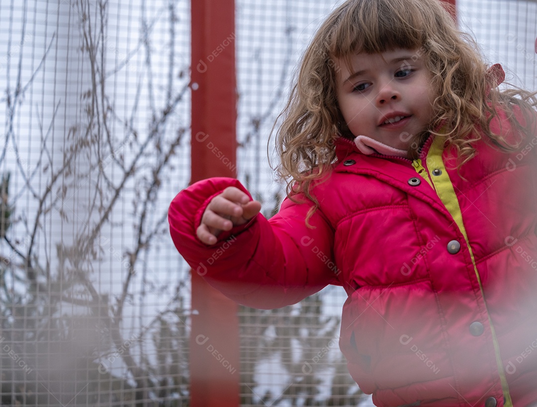 Linda loira brincando na neve na estância de esqui.