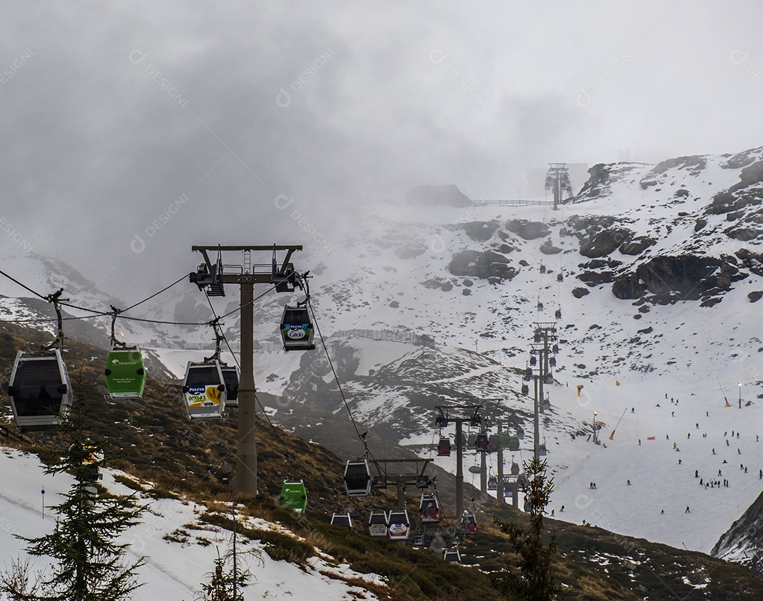Vista do teleférico subindo as montanhas na estação de esqui de Serra Nevada
