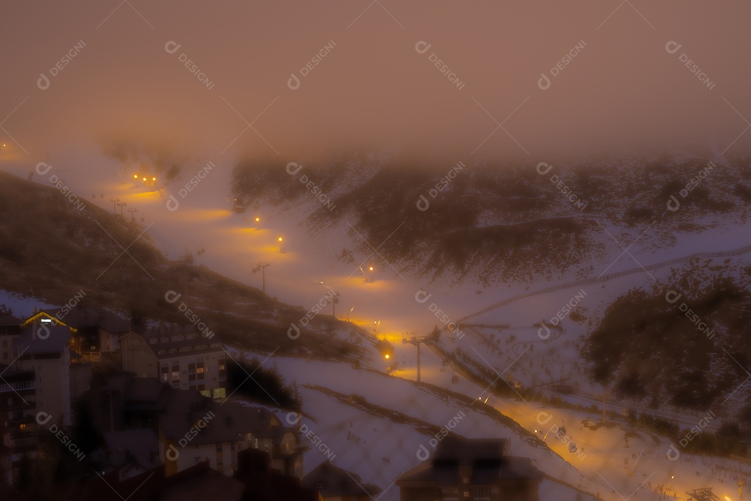 Esqui de montanha à noite - Pradollano, Sierra Nevada, Espanha