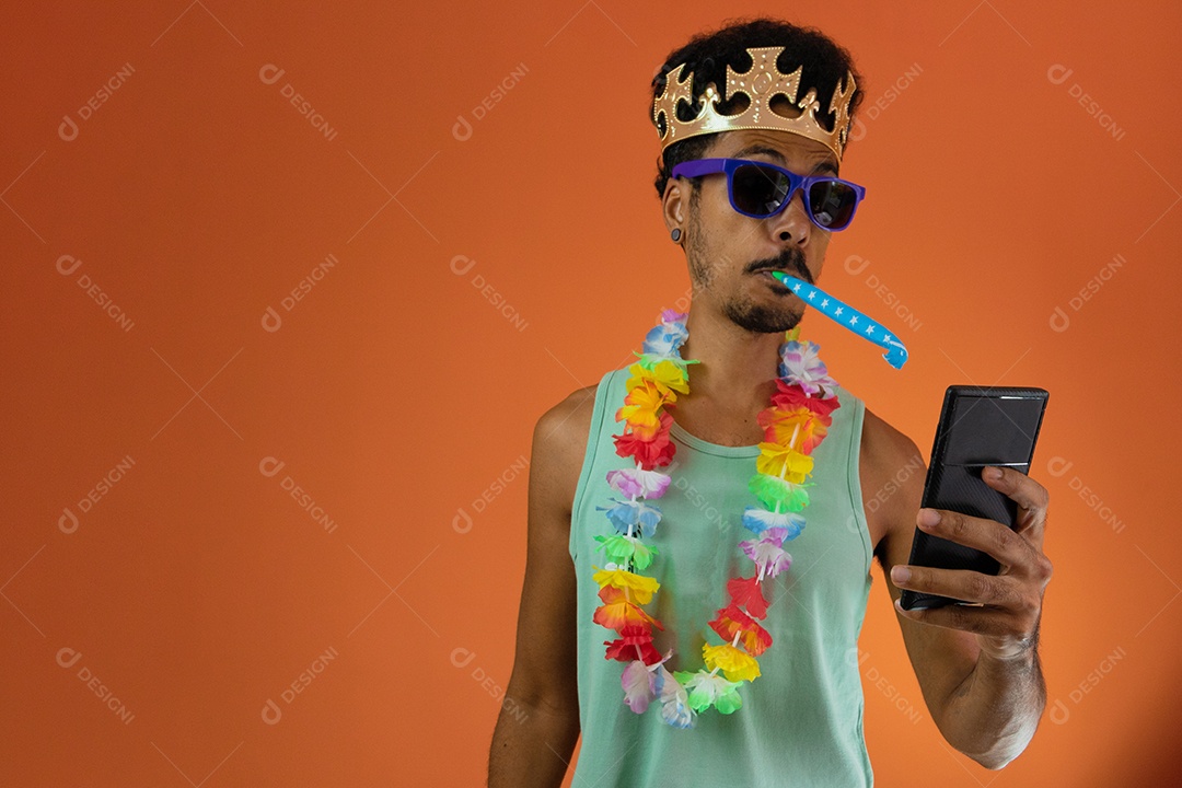 Homem negro fantasiado para o carnaval do brasil isolado em fundo laranja.