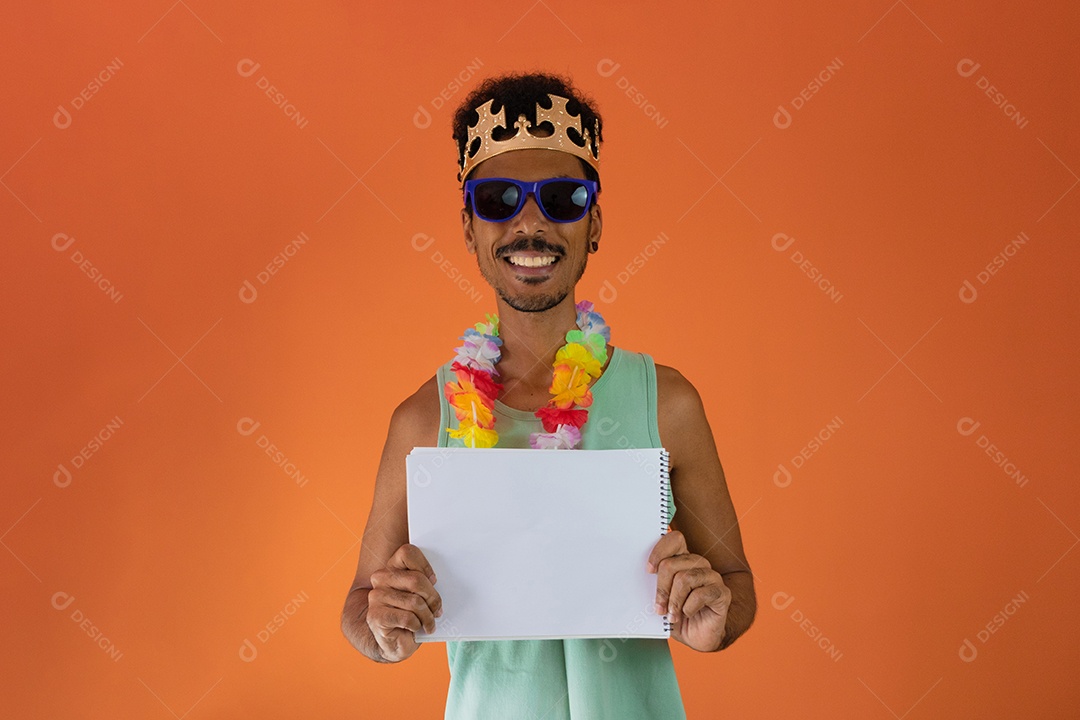 Homem negro fantasiado para o carnaval do brasil isolado em fundo laranja.