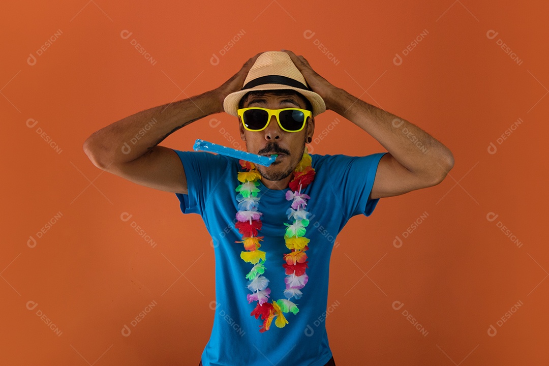 Homem negro fantasiado para o carnaval do brasil isolado em fundo laranja.