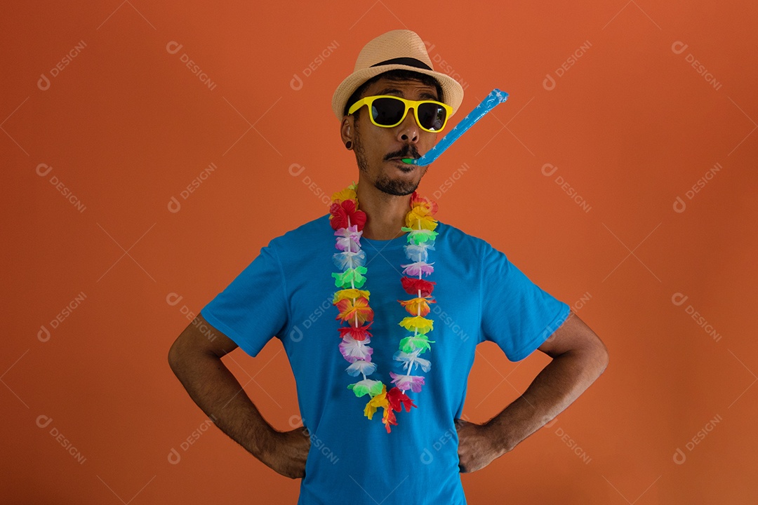 Homem negro fantasiado para o carnaval do brasil isolado em fundo laranja.