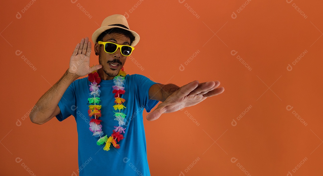 Homem negro fantasiado para o carnaval do brasil isolado em fundo laranja.