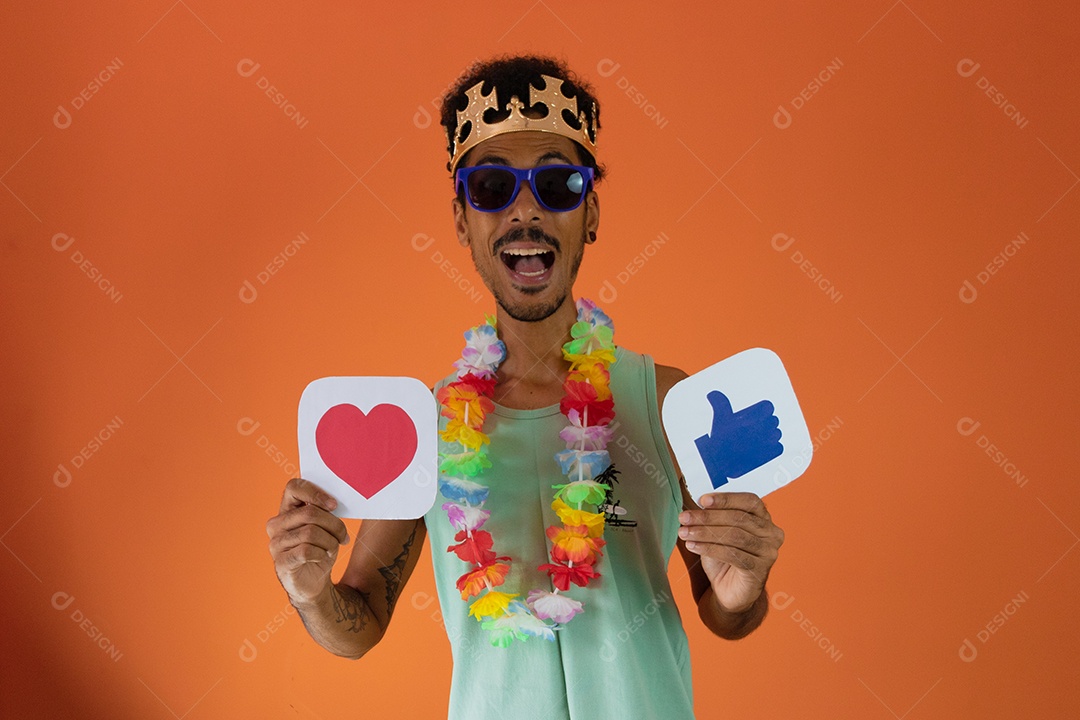 Homem negro fantasiado para o carnaval do brasil isolado em fundo laranja.