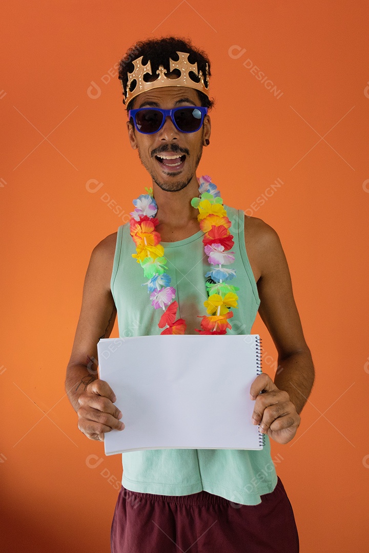 Homem negro fantasiado para o carnaval do brasil isolado em fundo laranja.