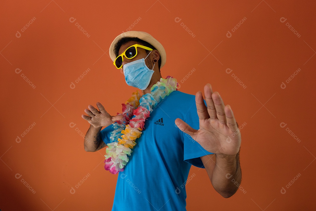 Homem negro fantasiado para o carnaval do brasil isolado em fundo laranja.