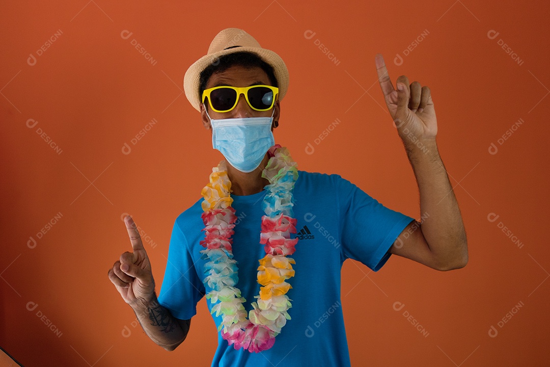 Homem negro fantasiado para o carnaval do brasil isolado em fundo laranja.