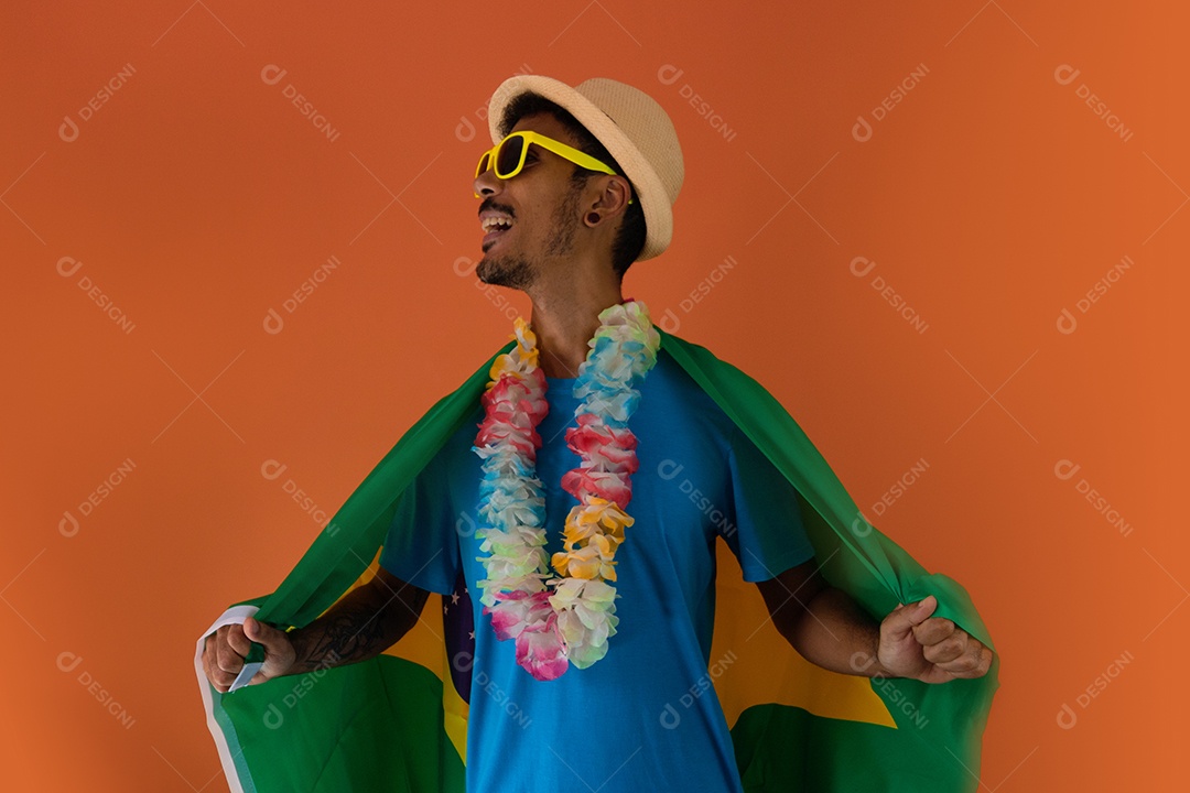 Homem negro fantasiado para o carnaval do brasil isolado em fundo laranja.