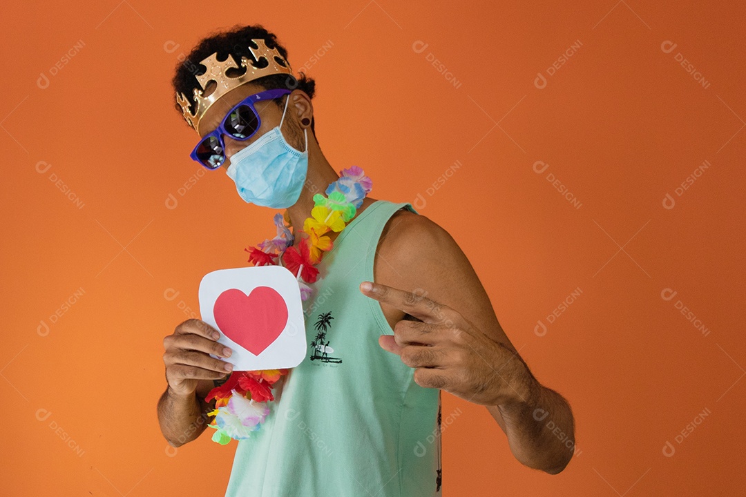 Homem negro fantasiado para o carnaval do brasil isolado em fundo laranja.