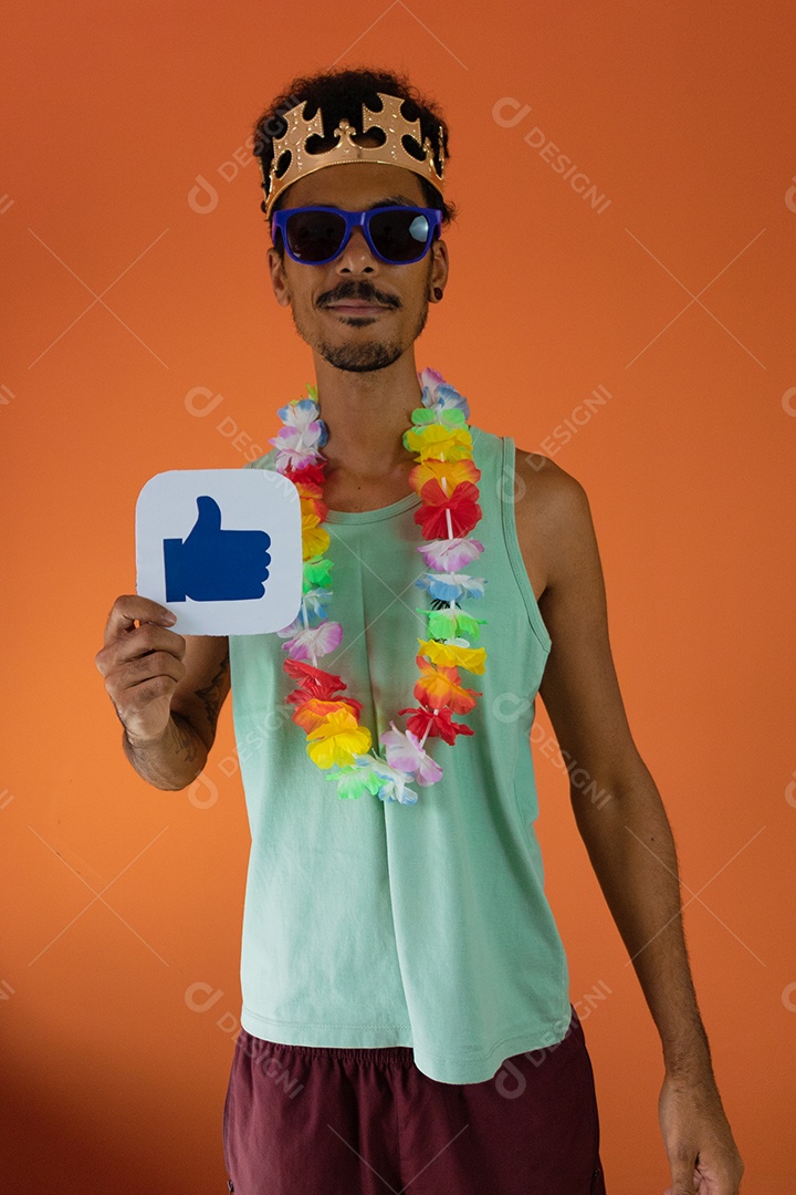 Homem negro fantasiado para o carnaval do brasil isolado em fundo laranja.