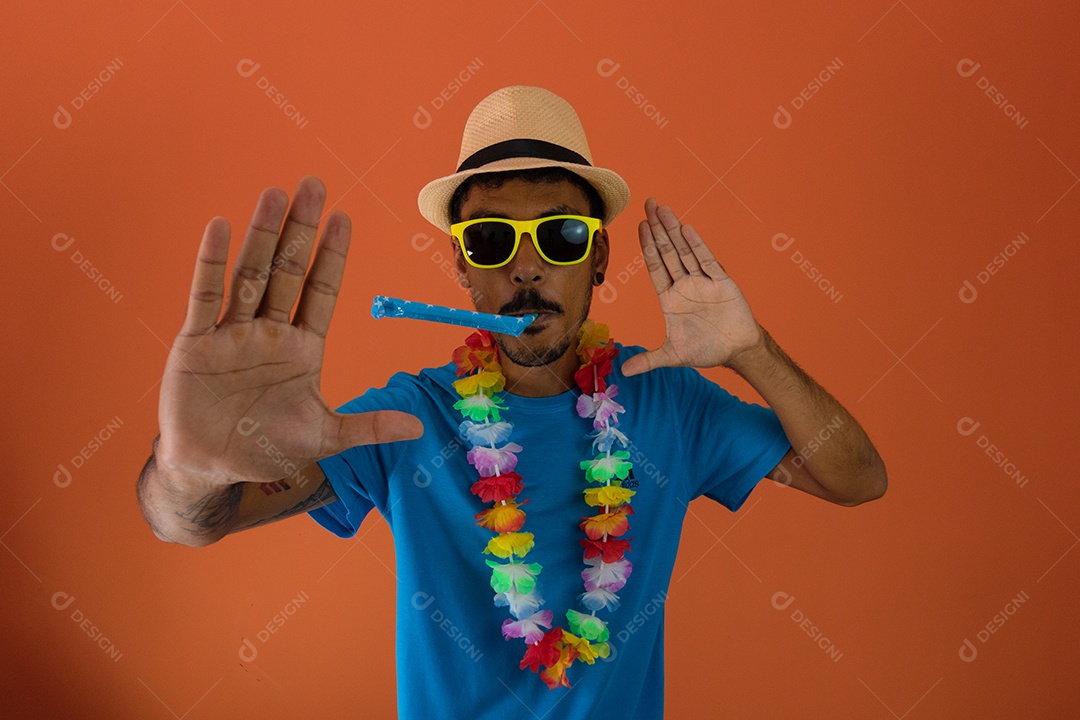 Homem negro fantasiado para o carnaval do brasil isolado em fundo laranja.