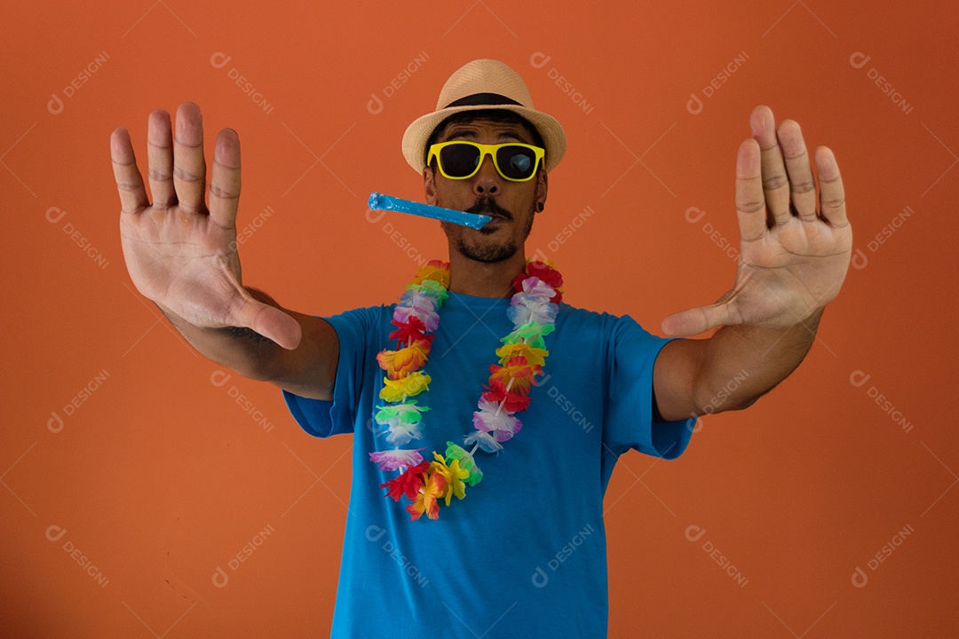 Homem negro fantasiado para o carnaval do brasil isolado em fundo laranja.