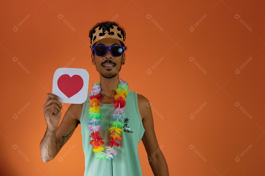 Homem negro fantasiado para o carnaval do brasil isolado em fundo laranja.