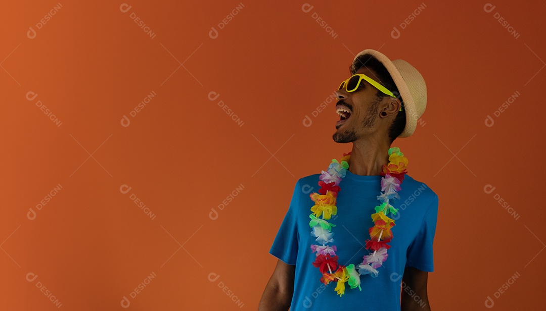 Homem negro fantasiado para o carnaval do brasil isolado em fundo laranja.