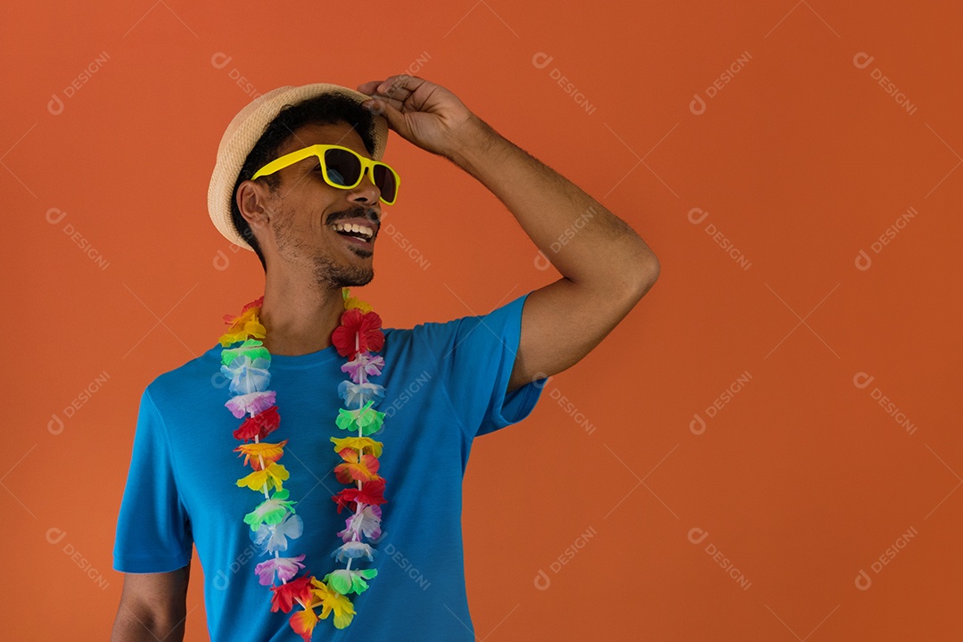 Homem negro fantasiado para o carnaval do brasil isolado em fundo laranja.