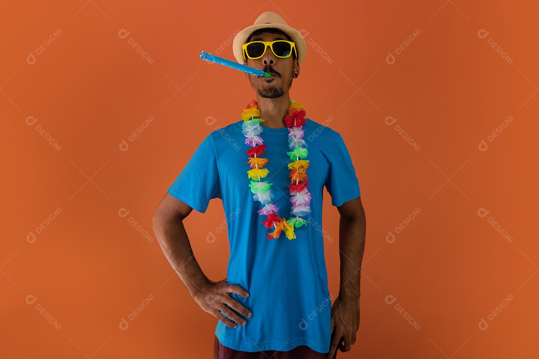 Homem negro fantasiado para o carnaval do brasil isolado em fundo laranja.