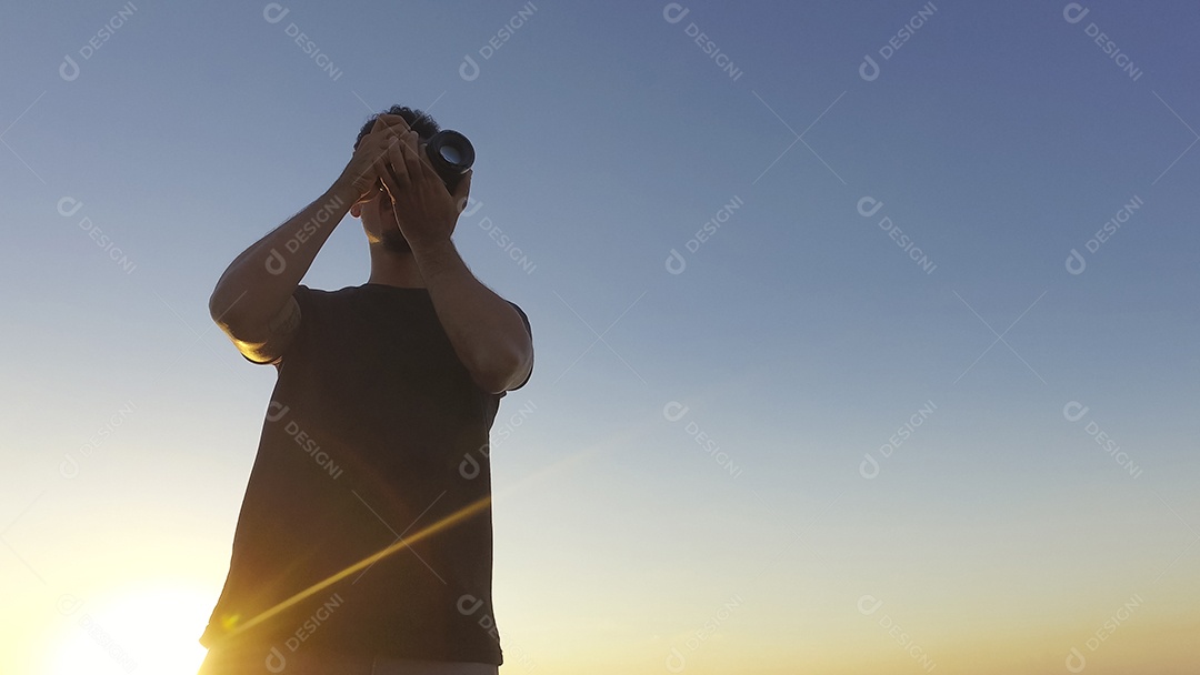 Imagem do homem do fotógrafo do conceito silhueta de um fotógrafo