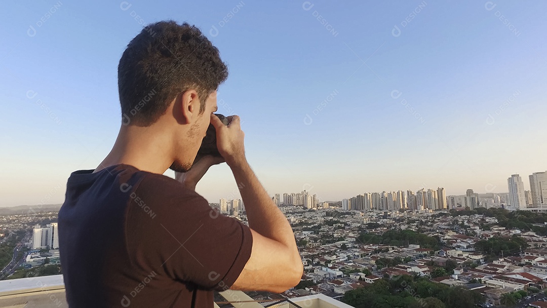 Imagem do homem do fotógrafo do conceito silhueta de um fotógrafo