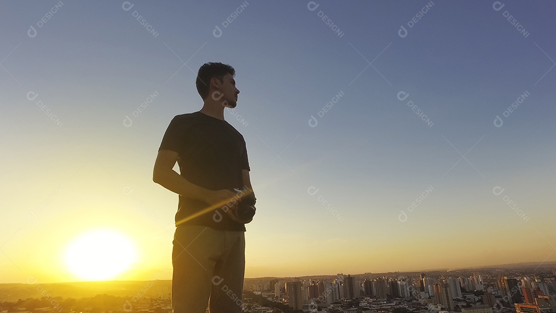 Imagem do homem do fotógrafo do conceito silhueta de um fotógrafo