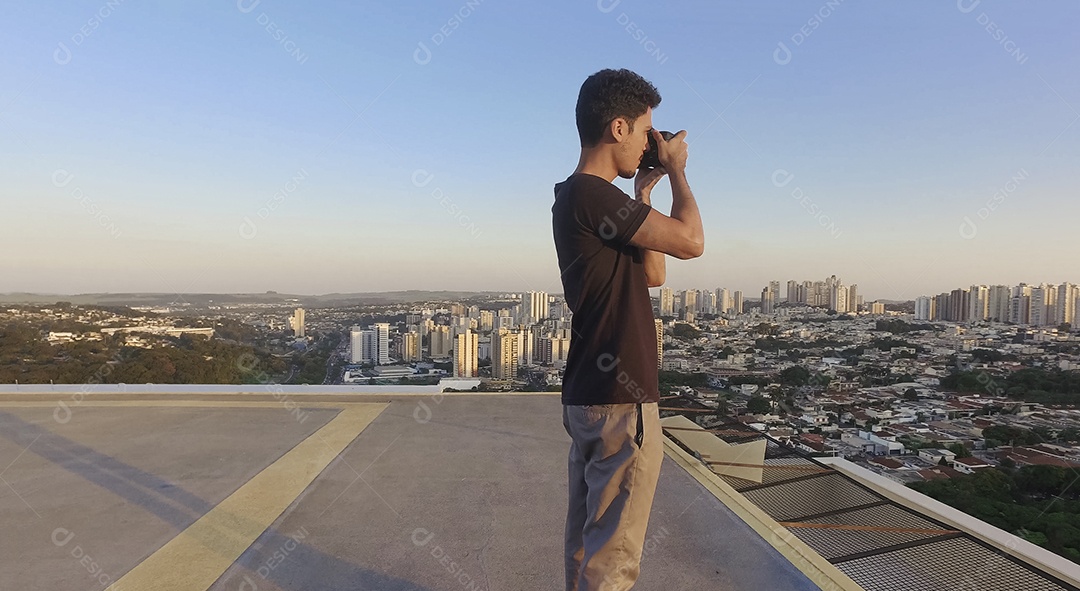 Imagem do homem do fotógrafo do conceito silhueta de um fotógrafo