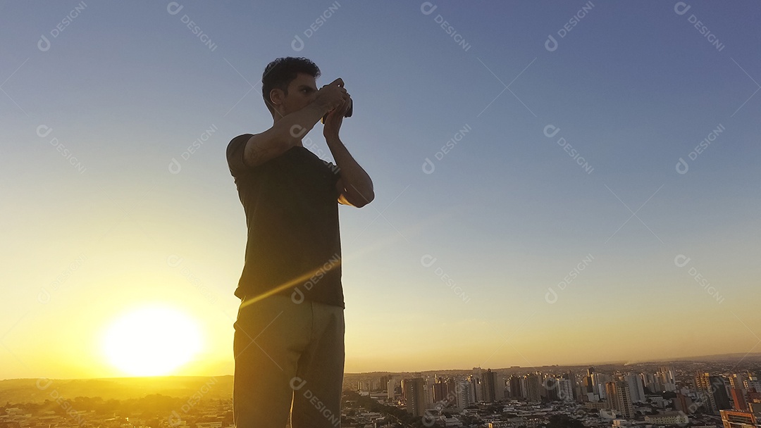 Imagem do homem do fotógrafo do conceito silhueta de um fotógrafo