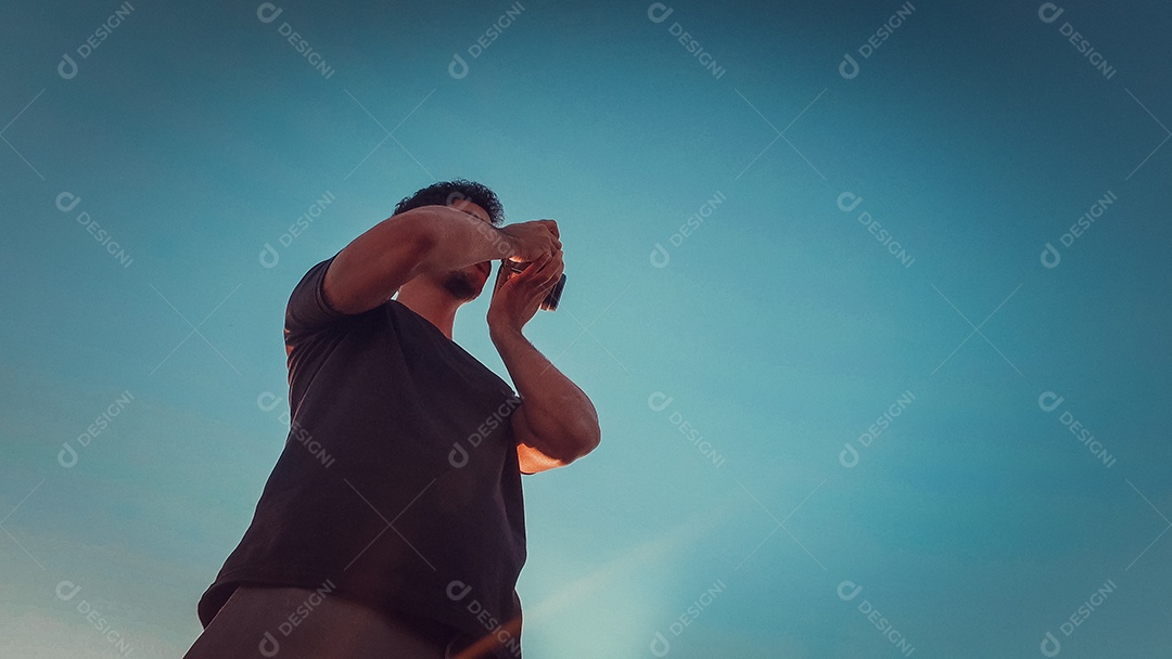 Silhueta de fotógrafo de homem ao pôr do sol