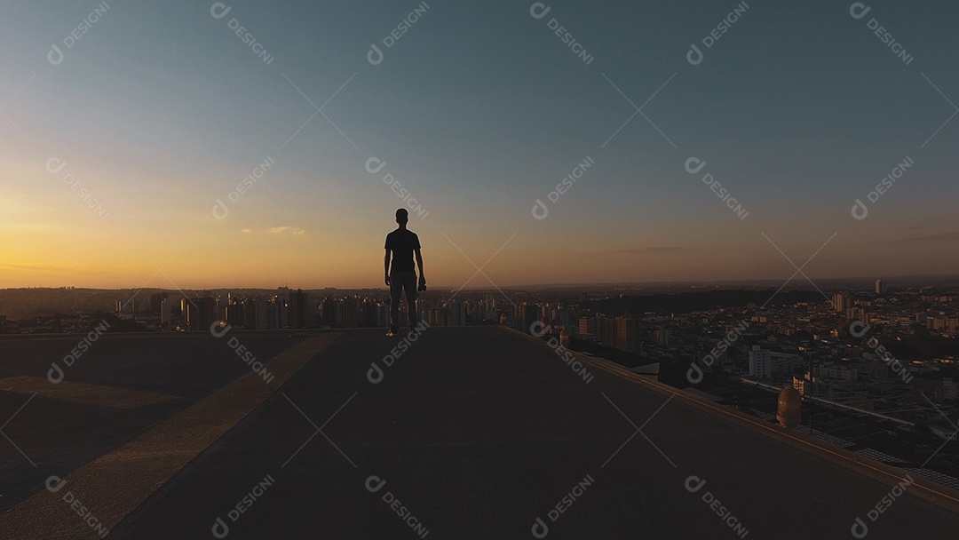 Silhueta de fotógrafo de homem ao pôr do sol