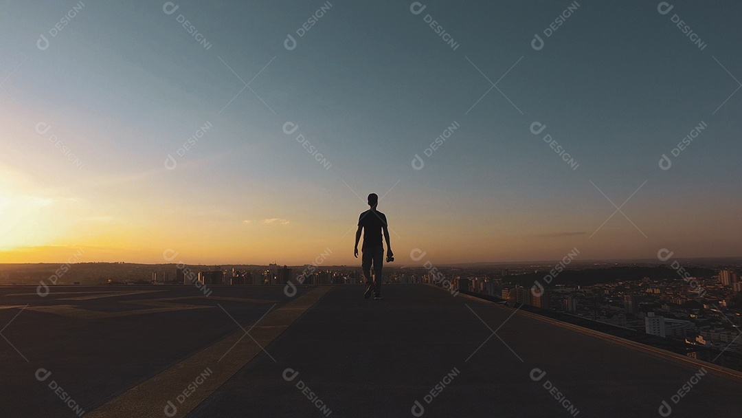 Silhueta de fotógrafo de homem ao pôr do sol