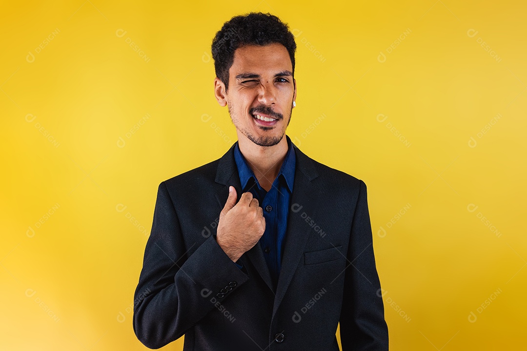 Homem negro em uma camisa social no estúdio isolado em fundo isolado.