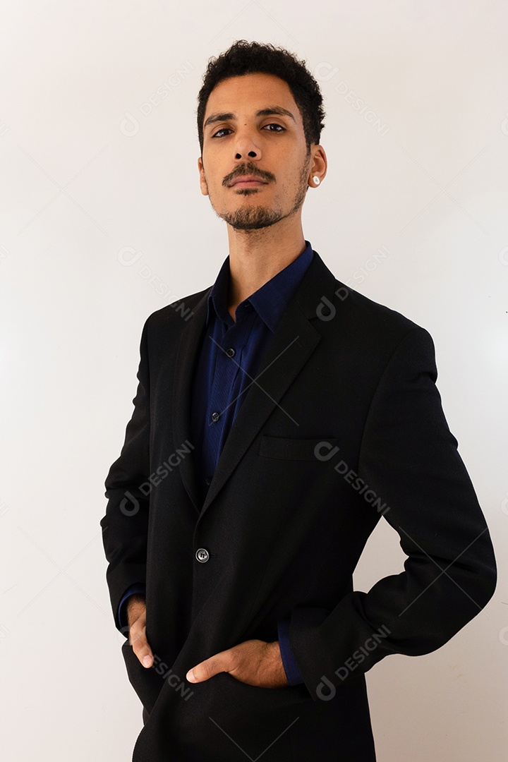 Homem negro em uma camisa social no estúdio isolado em fundo isolado.