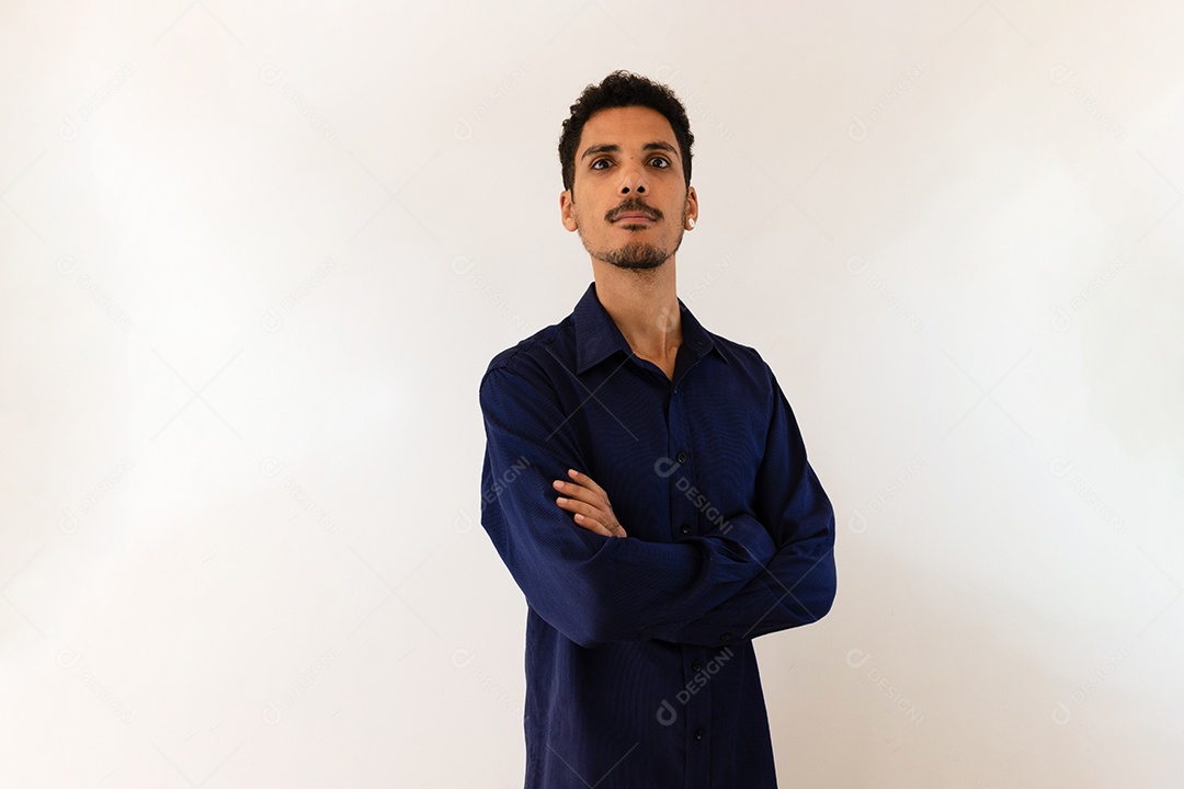 Homem negro em uma camisa social no estúdio isolado em fundo isolado.