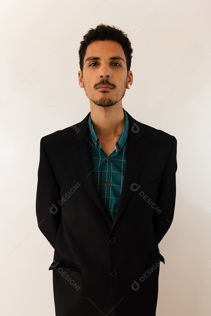 Homem negro em uma camisa social no estúdio isolado em fundo isolado.