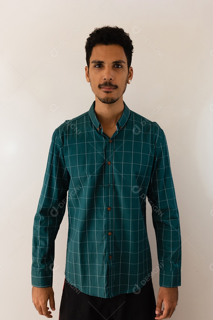 Homem negro em uma camisa social no estúdio isolado em fundo isolado.