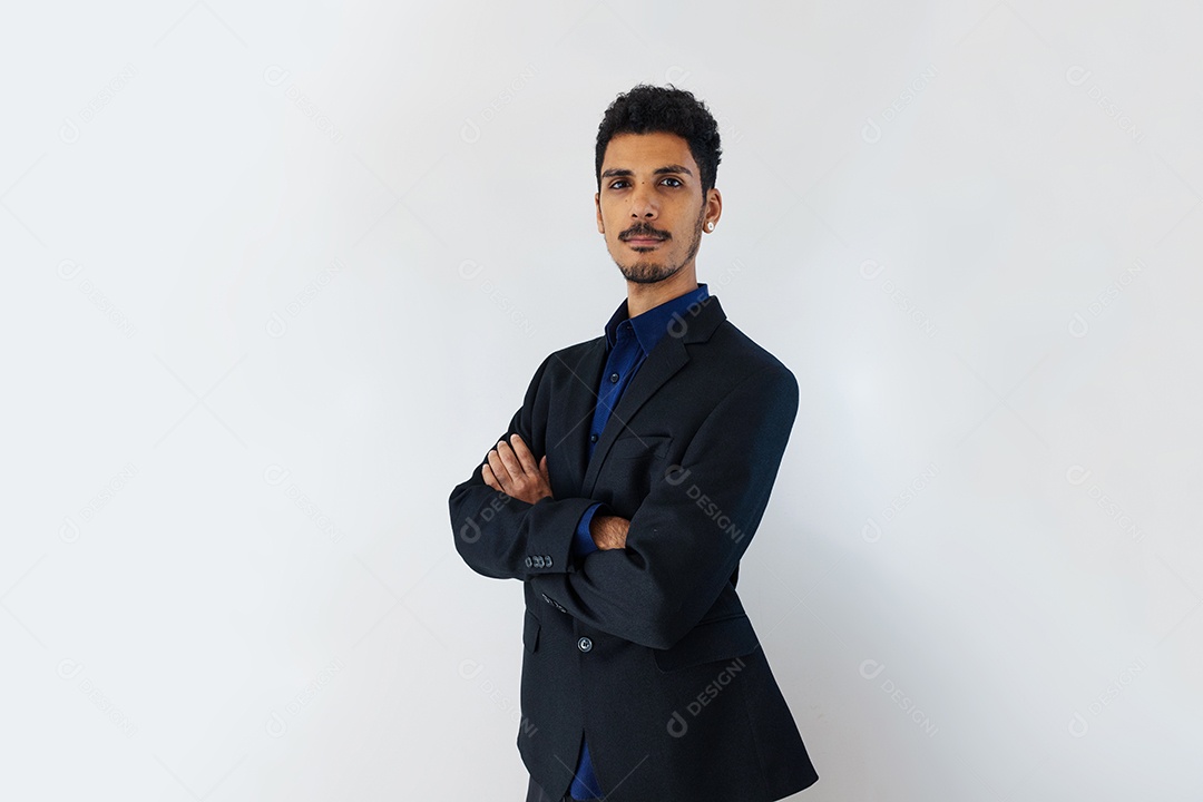 Homem jovem de negócios de terno