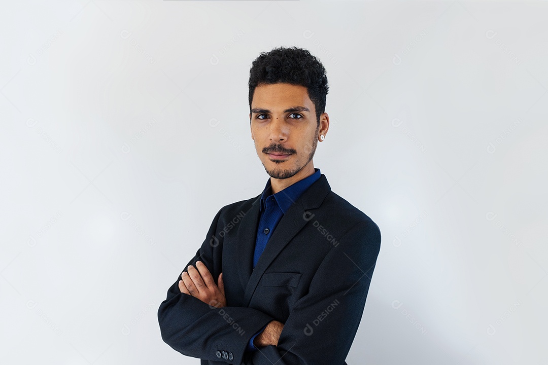 Homem novo do negócio de terno