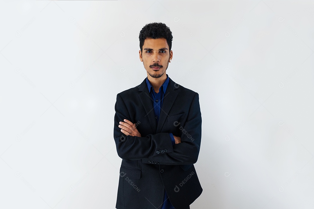 Homem novo do negócio em um terno isolado no fundo branco.