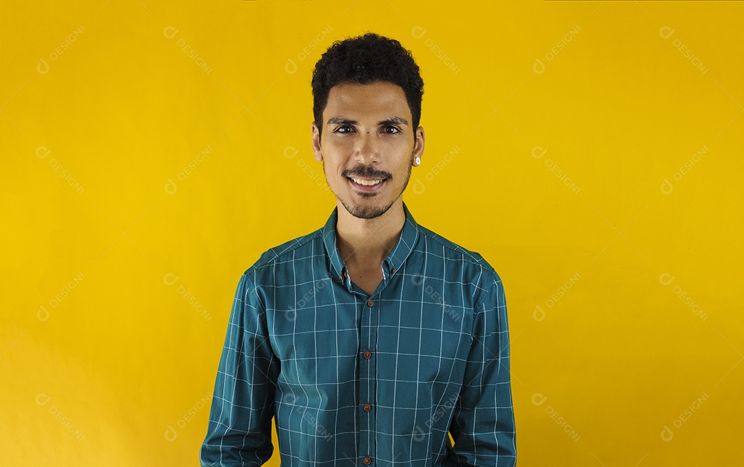 Homem de negócios bonito em amarelo.