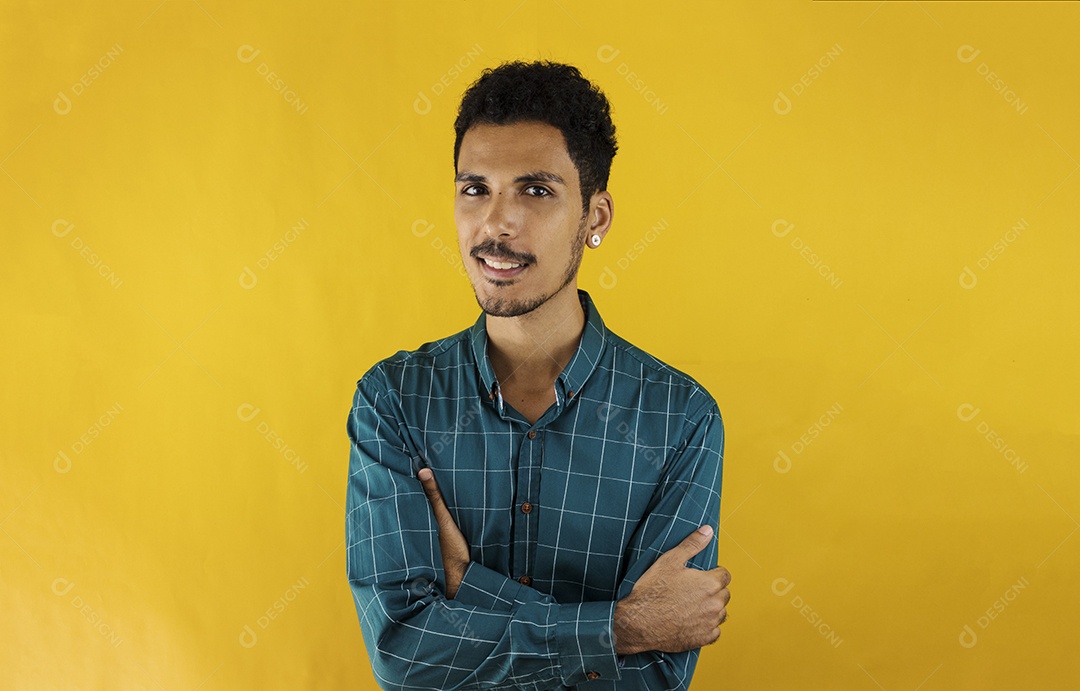 Homem de negócios bonito em amarelo