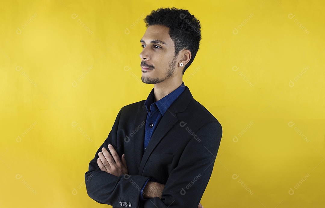 Homem negro bonito em amarelo.