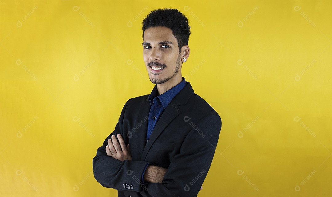 Homem negro bonito em amarelo.