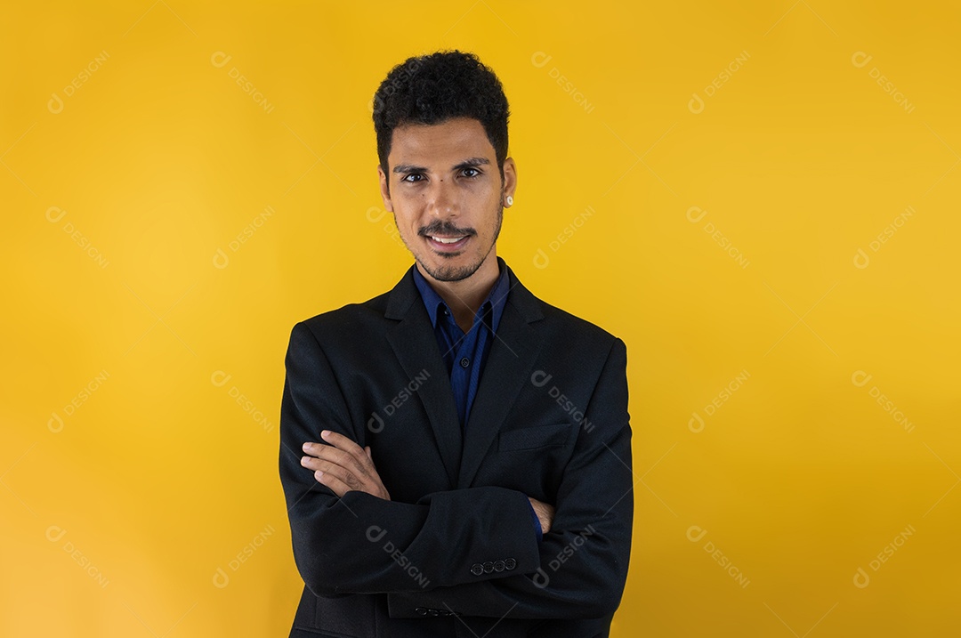 Homem negro bonito em amarelo