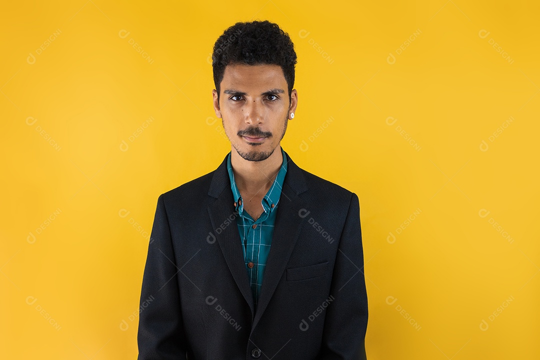 Homem negro bonito em amarelo