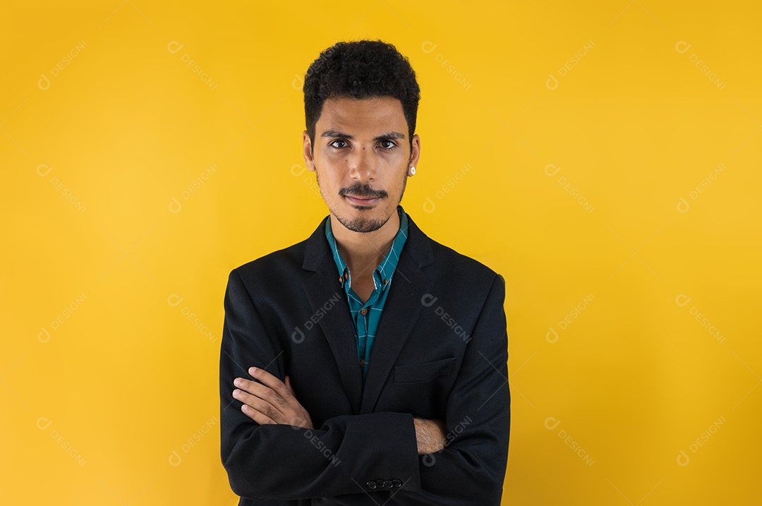 Homem negro bonito em fundo amarelo