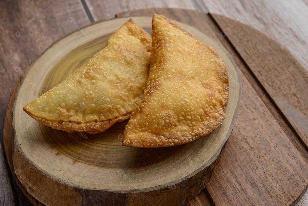 Lanche tradicional brasileiro conhecido como pastel