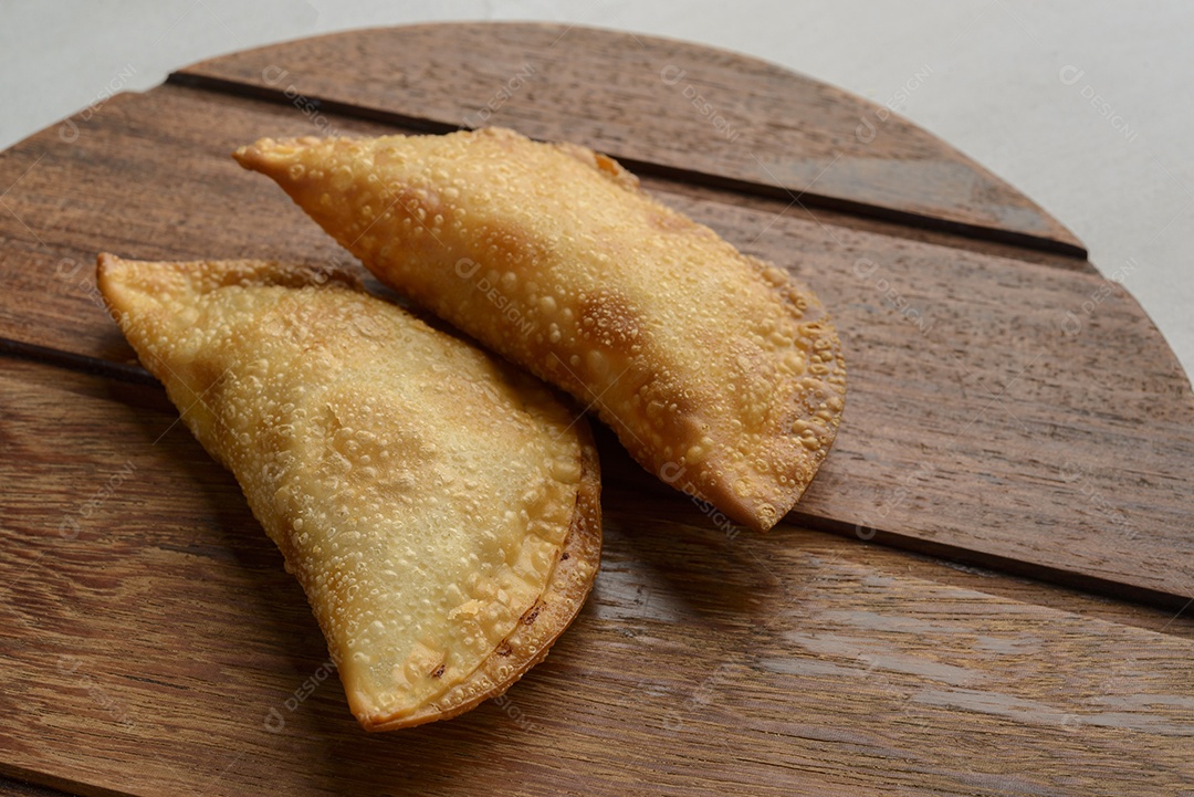 Lanche tradicional brasileiro conhecido como pastel