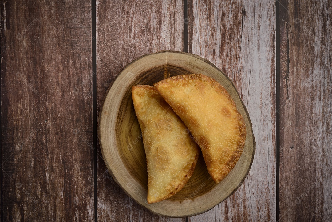 Lanche tradicional brasileiro conhecido como pastel